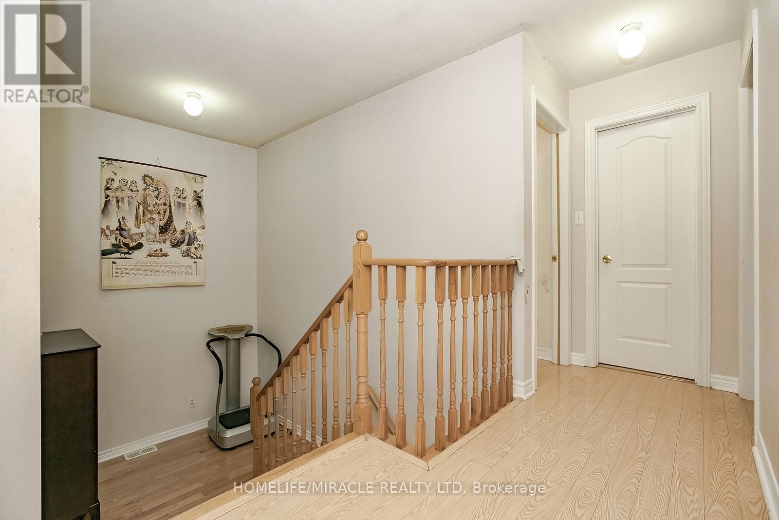 Photo 10 of 20 Oblate Crescent, Brampton ON