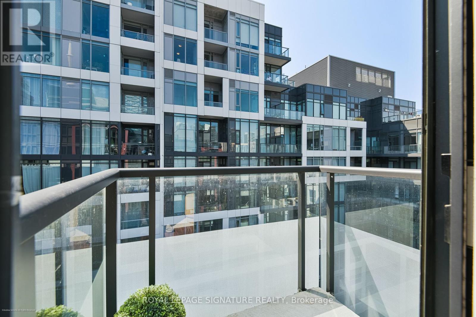 Photo 2 of 1007 560 Front Street W, Toronto ON