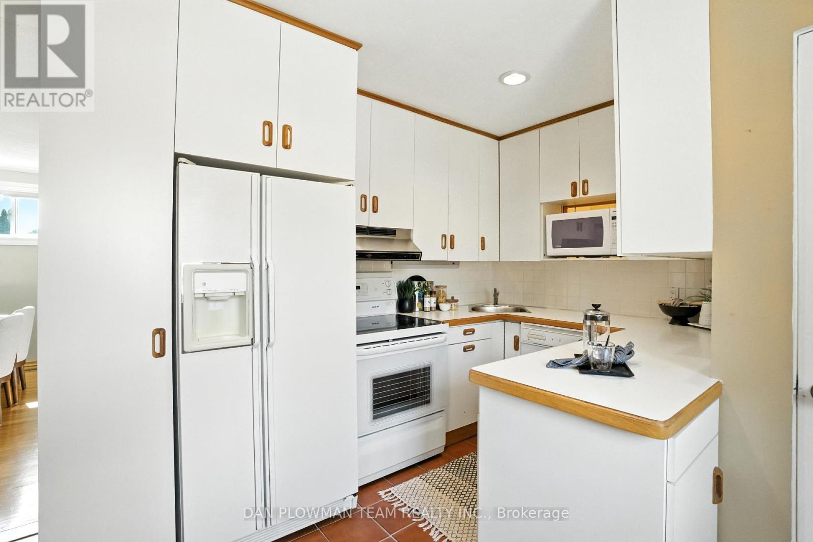 Photo 12 of 1001 Wardman Crescent, Whitby ON
