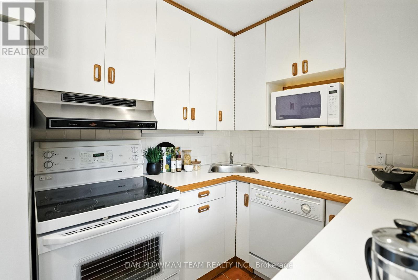 Photo 13 of 1001 Wardman Crescent, Whitby ON