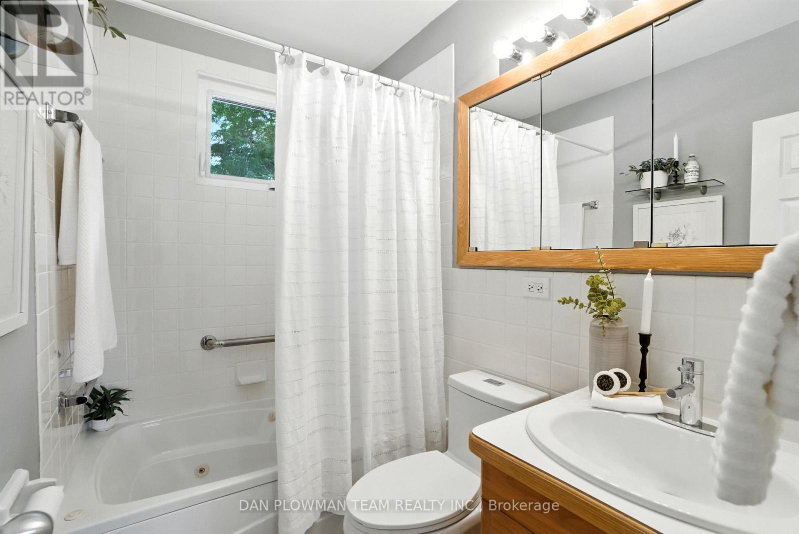 Photo 24 of 1001 Wardman Crescent, Whitby ON