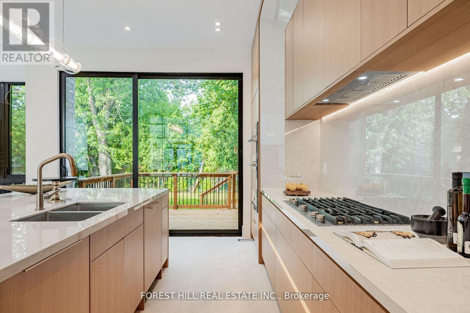 Photo 23 of 105 Castle Hill Drive, Toronto ON