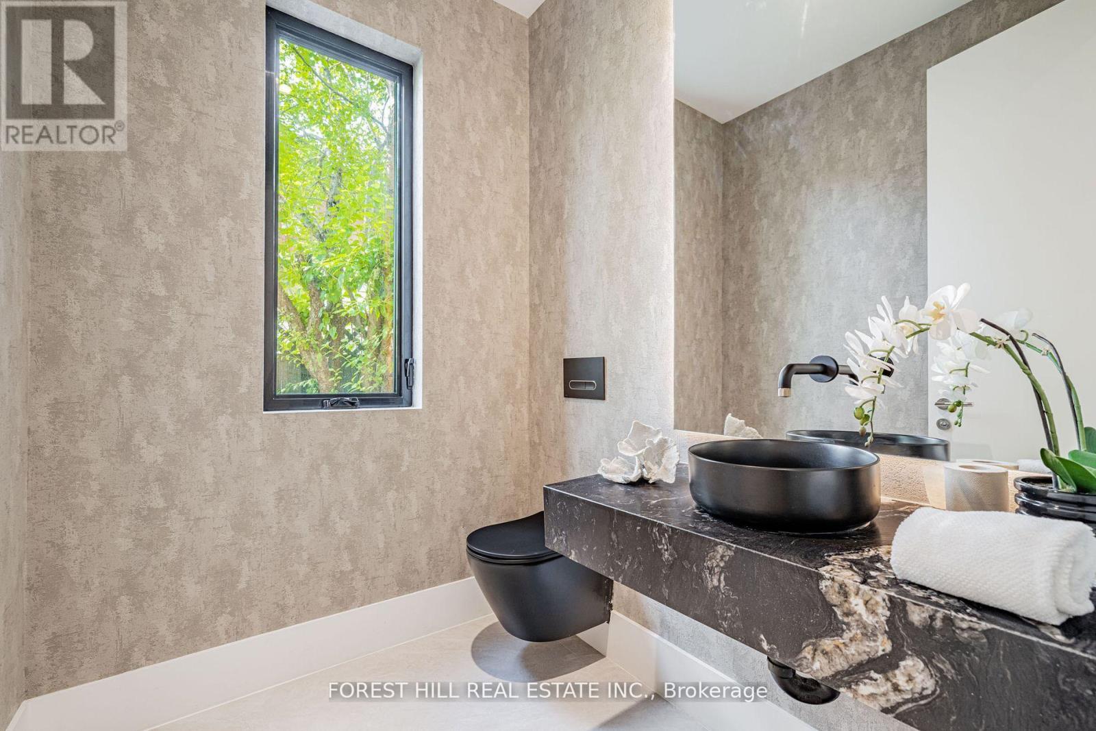 Photo 24 of 105 Castle Hill Drive, Toronto ON