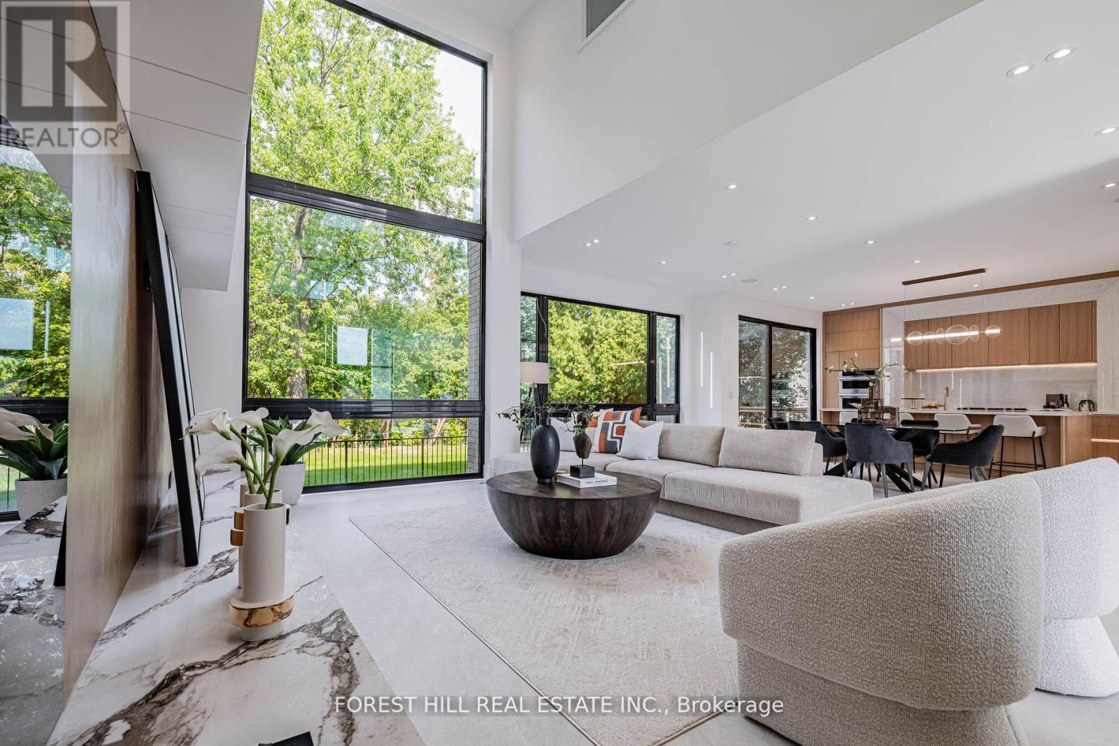 Photo 4 of 105 Castle Hill Drive, Toronto ON