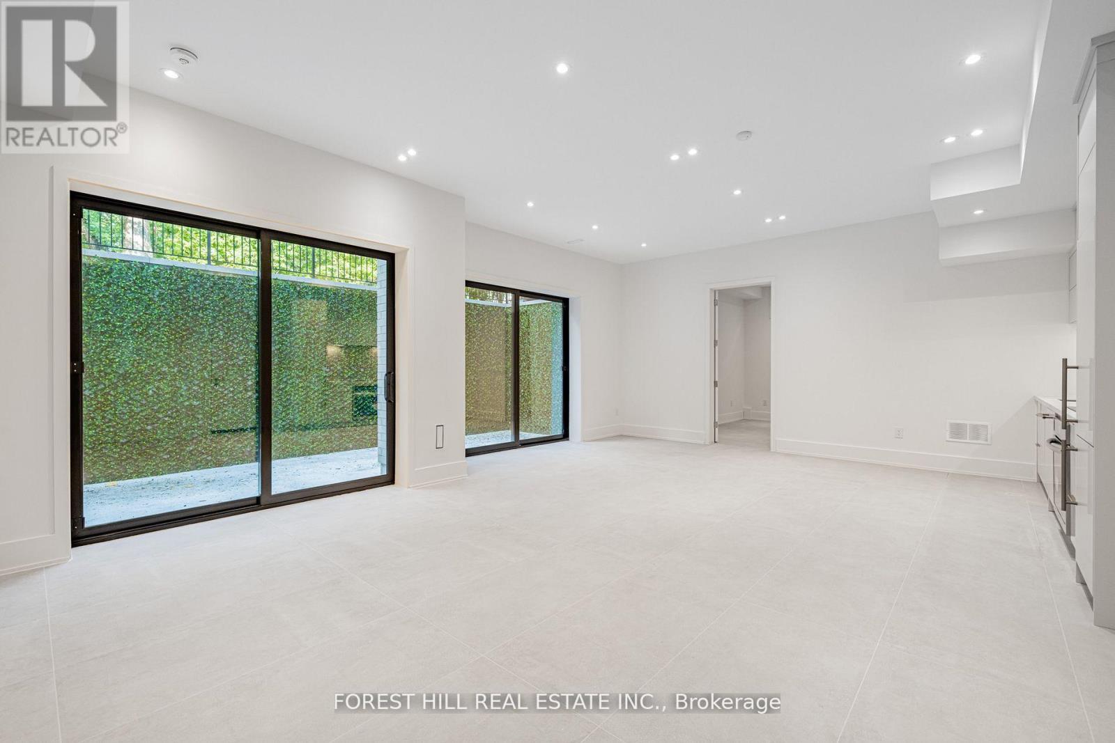 Photo 25 of 105 Castle Hill Drive, Toronto ON