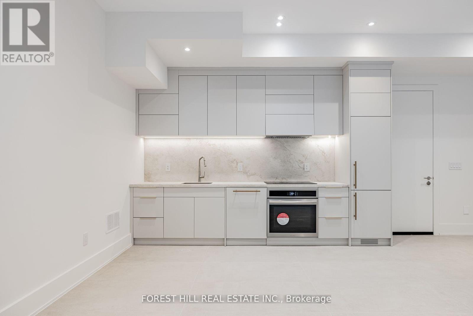 Photo 31 of 105 Castle Hill Drive, Toronto ON