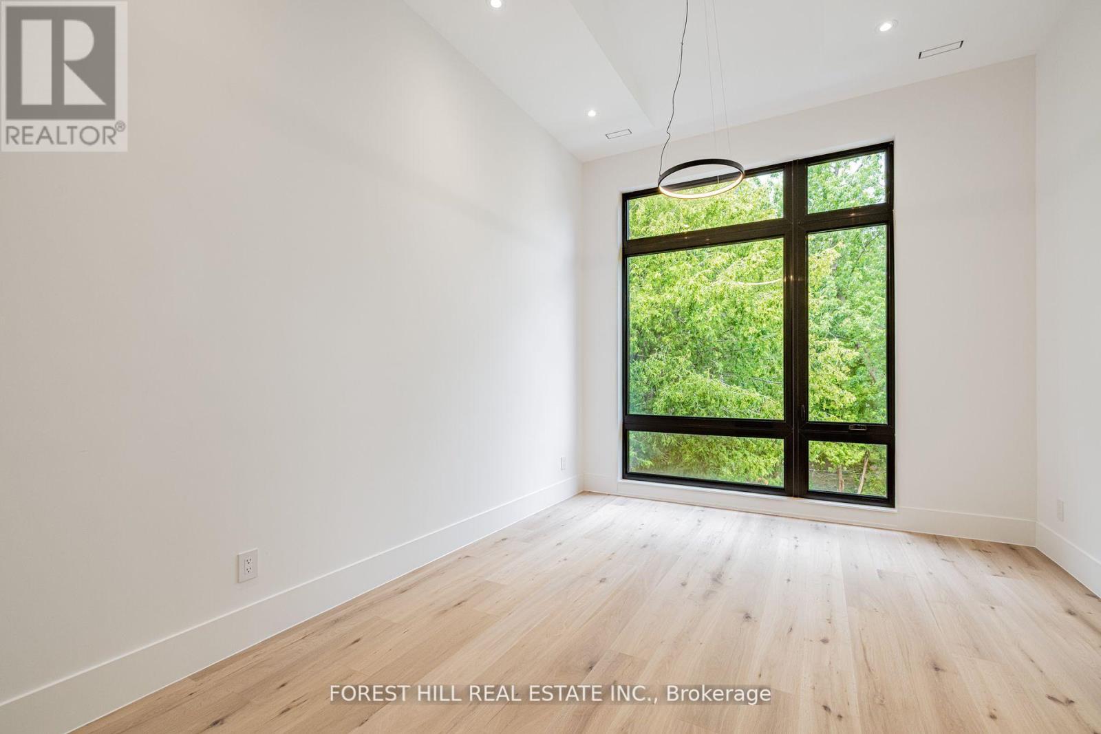 Photo 13 of 105 Castle Hill Drive, Toronto ON