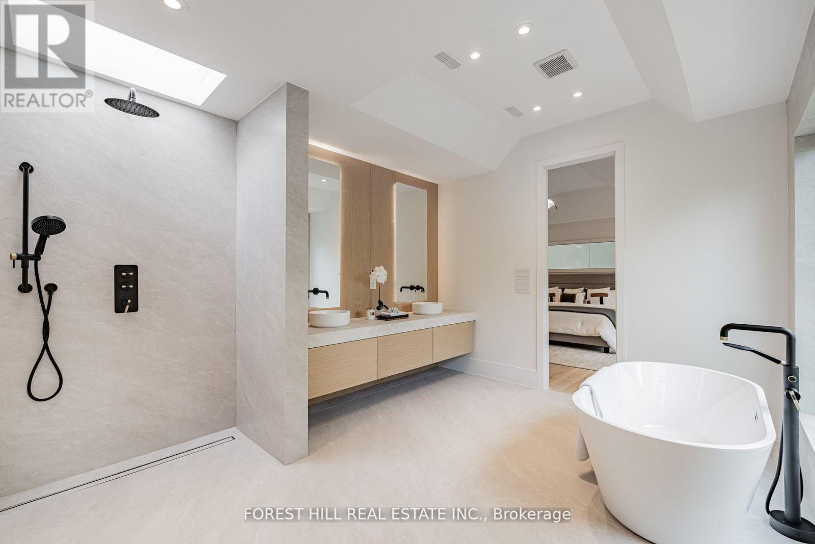 Photo 14 of 105 Castle Hill Drive, Toronto ON