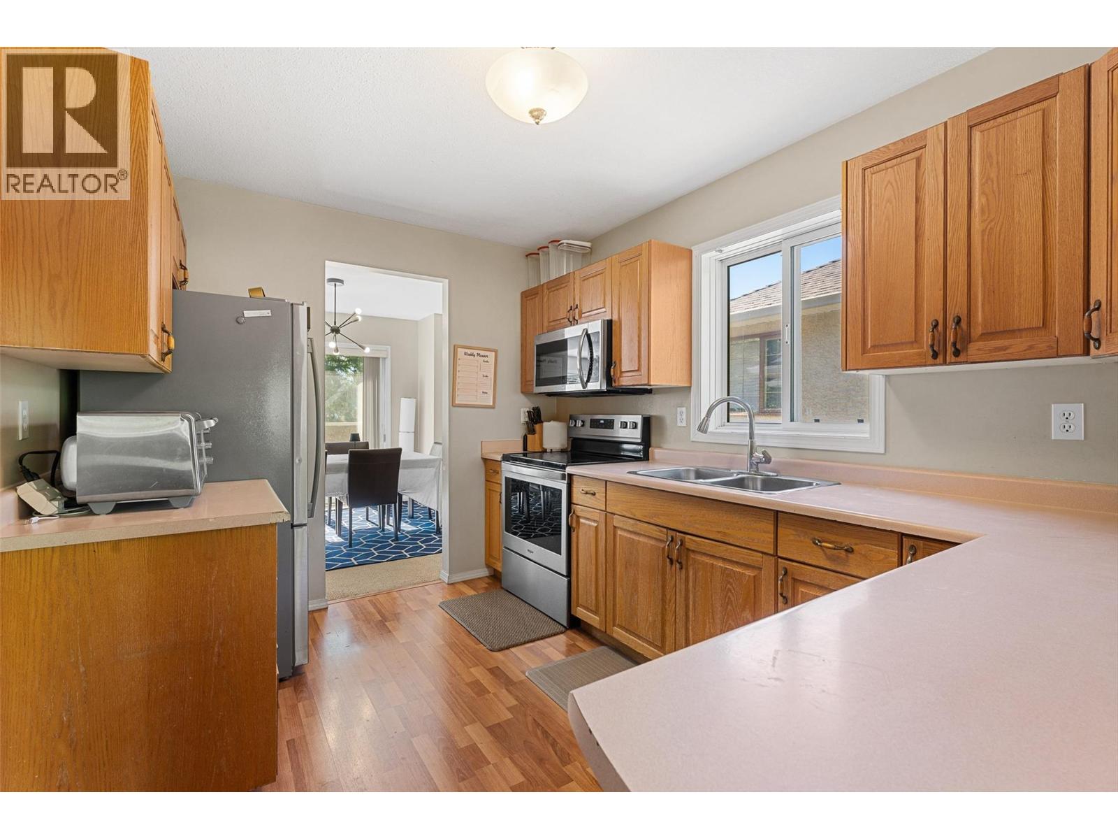 Photo 12 of 580 Spruceview Place N, Kelowna BC