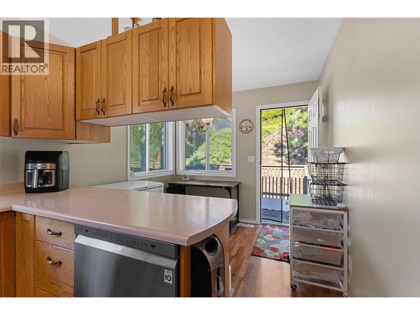 Photo 13 of 580 Spruceview Place N, Kelowna BC