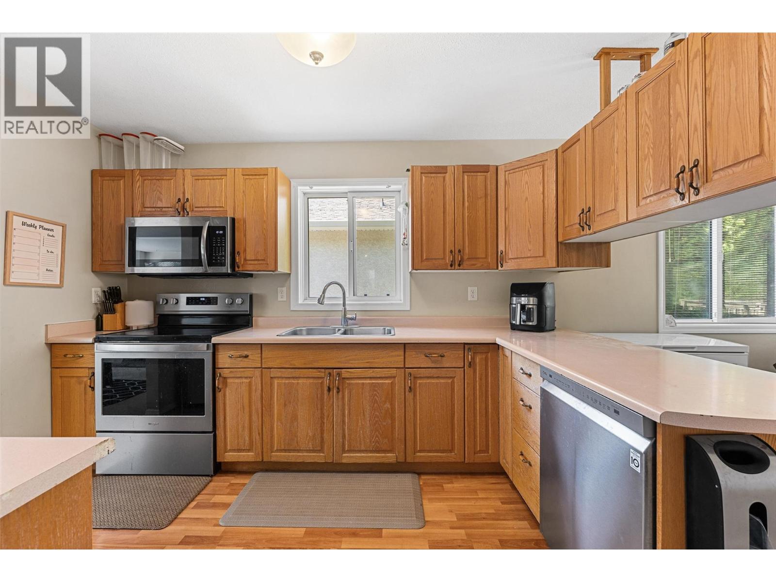 Photo 11 of 580 Spruceview Place N, Kelowna BC