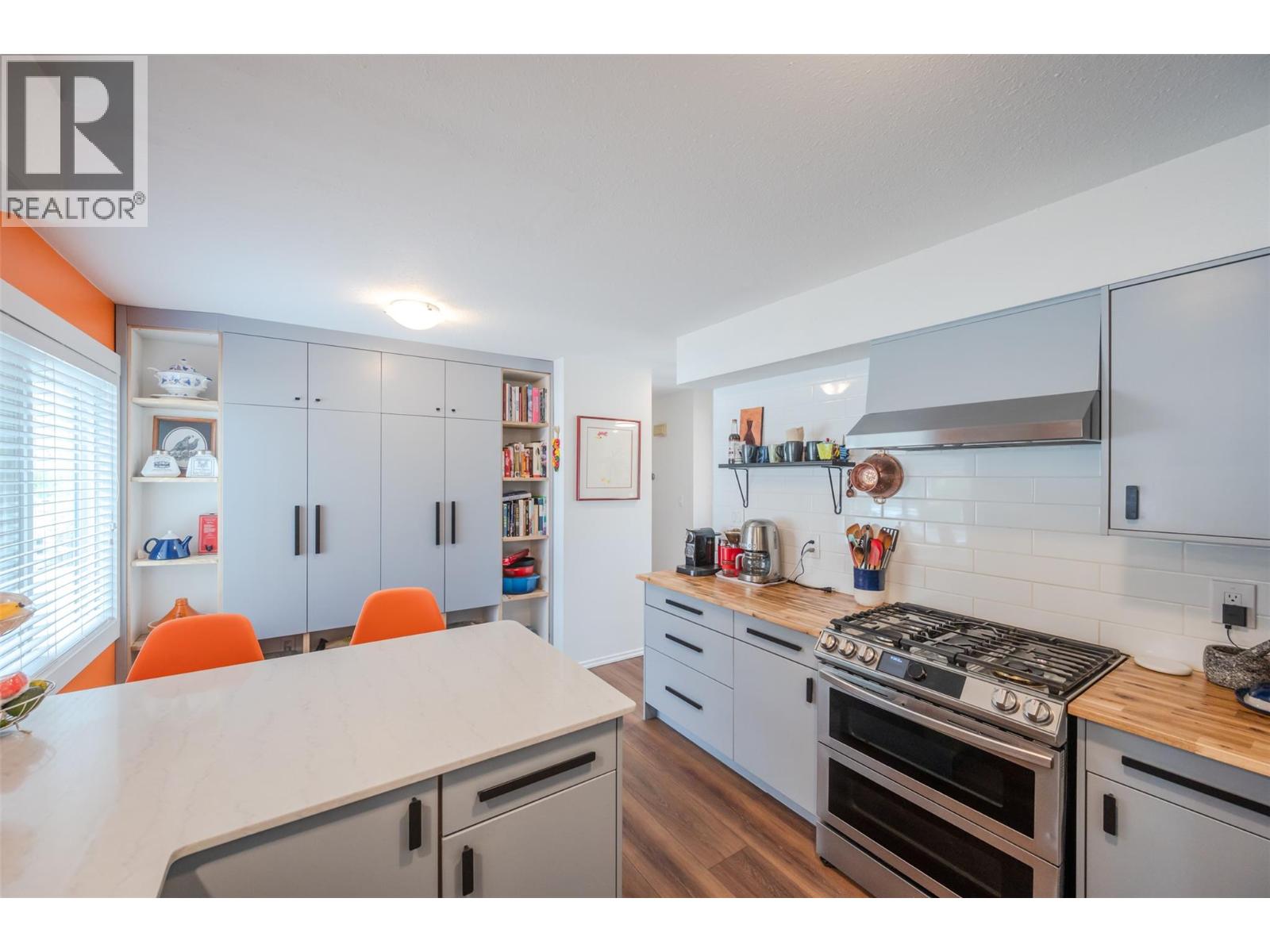 6142 Eveningstar Close, Oliver