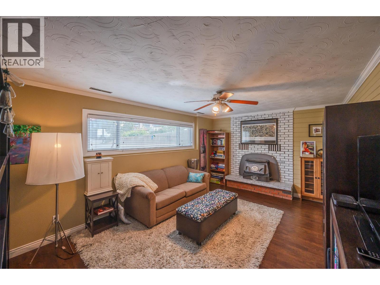 6142 Eveningstar Close, Oliver