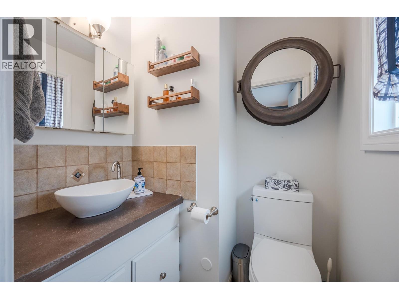 6142 Eveningstar Close, Oliver