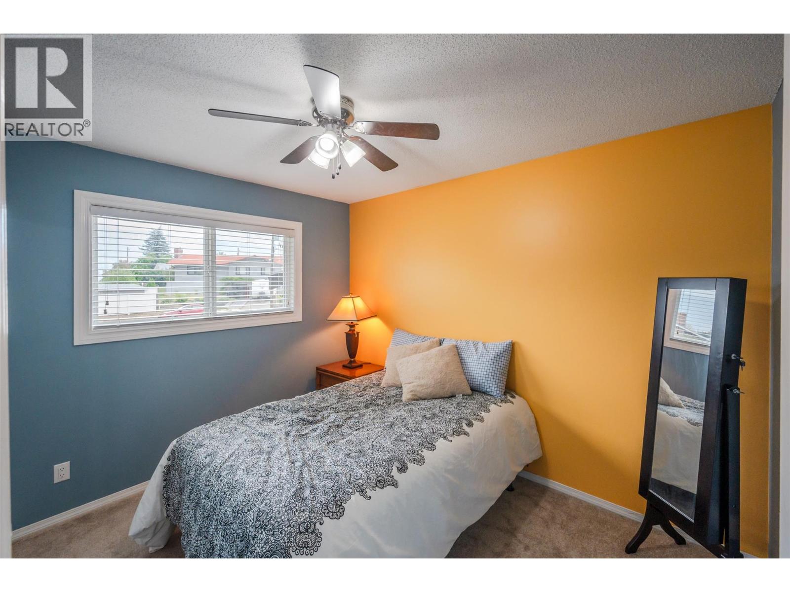 6142 Eveningstar Close, Oliver
