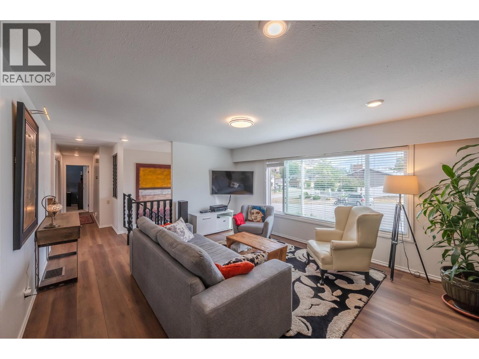 6142 Eveningstar Close, Oliver