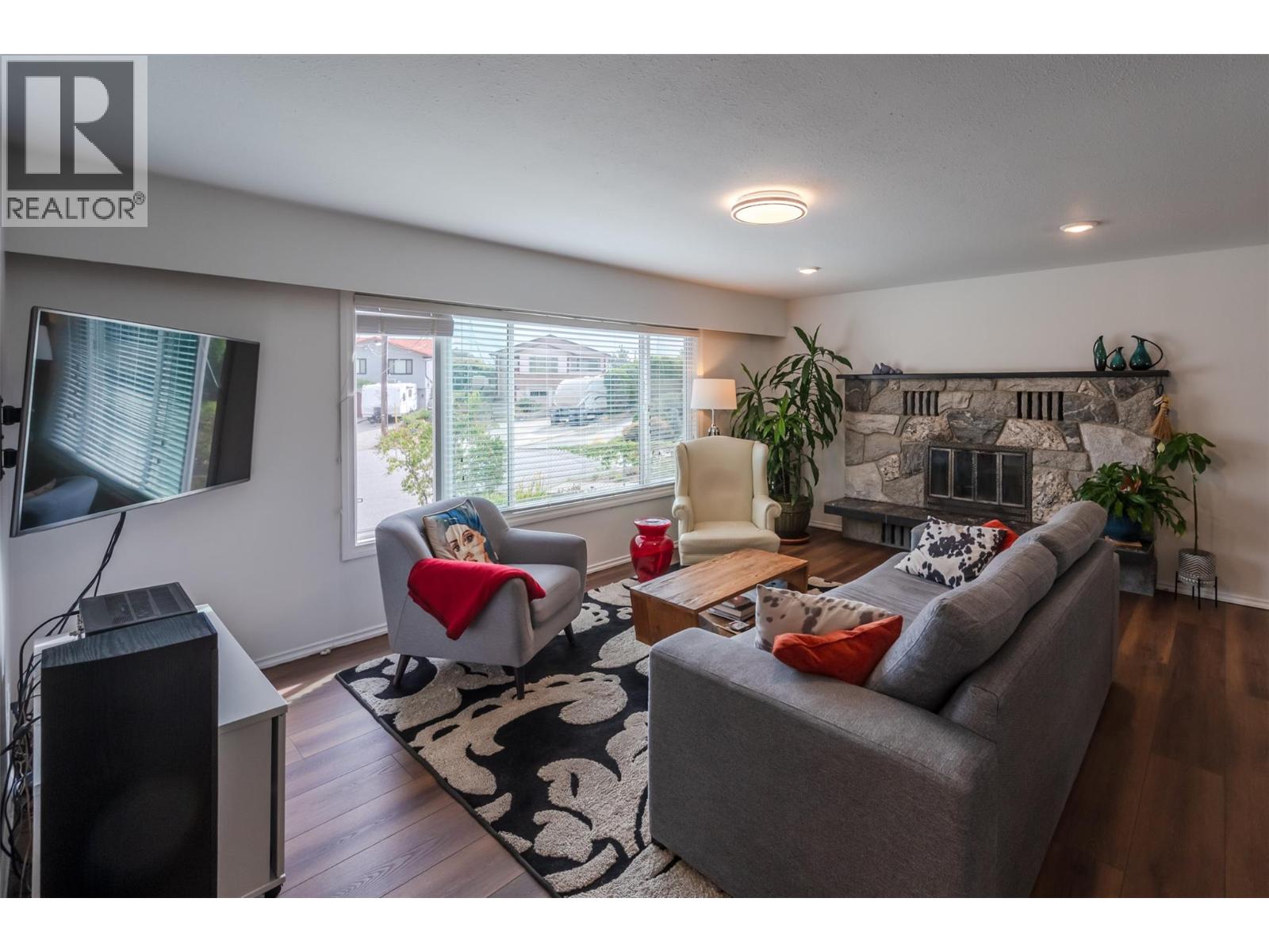6142 Eveningstar Close, Oliver