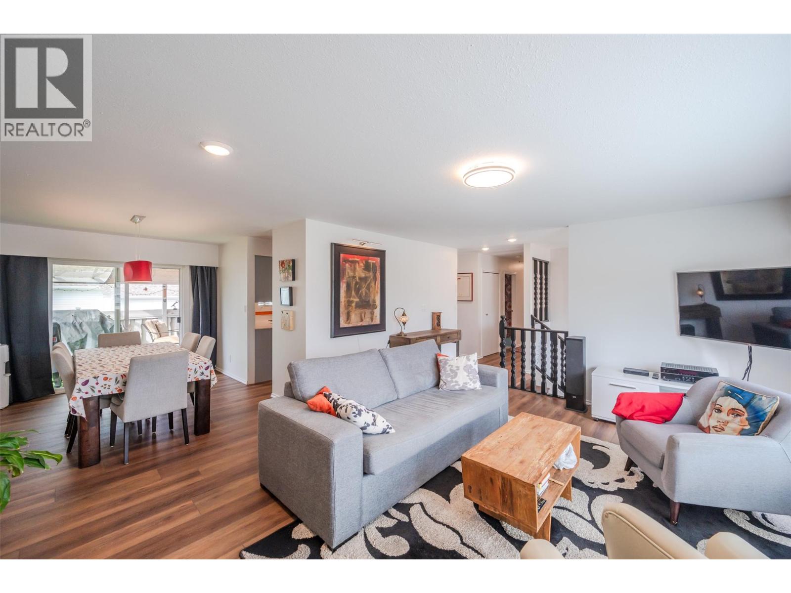 6142 Eveningstar Close, Oliver