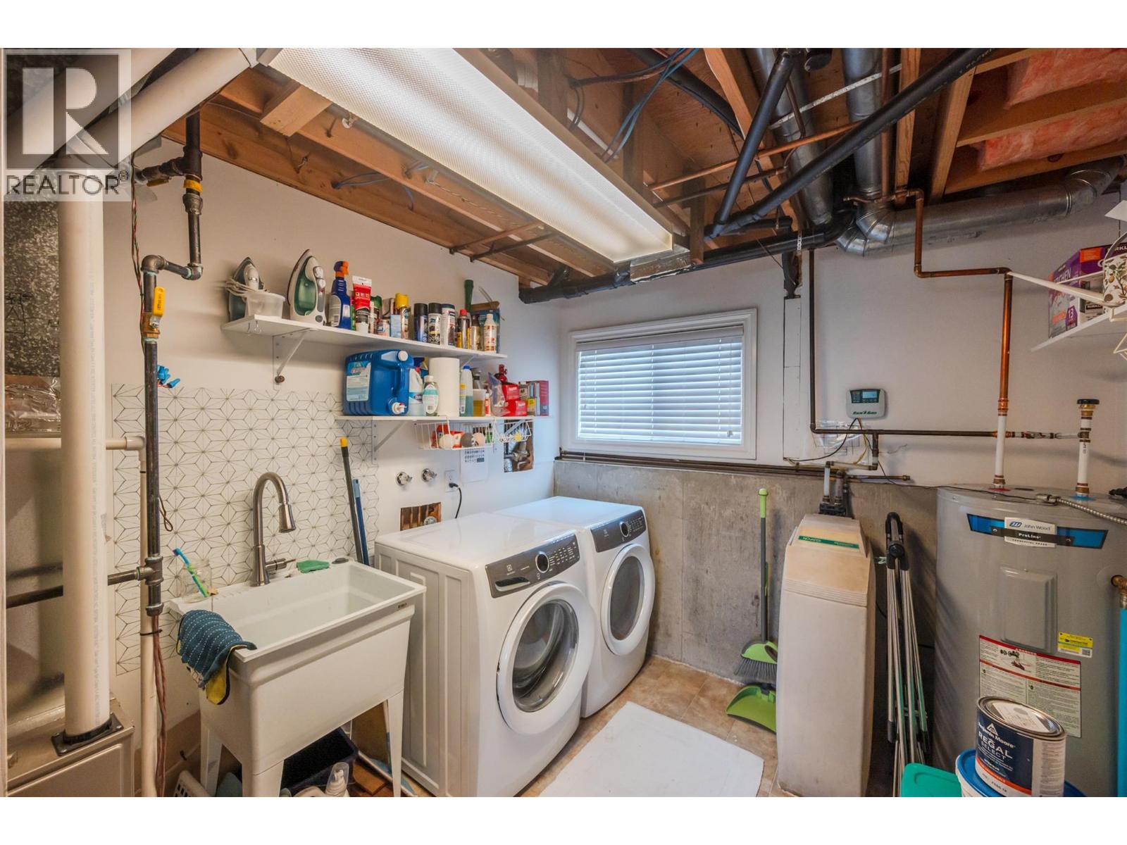 6142 Eveningstar Close, Oliver