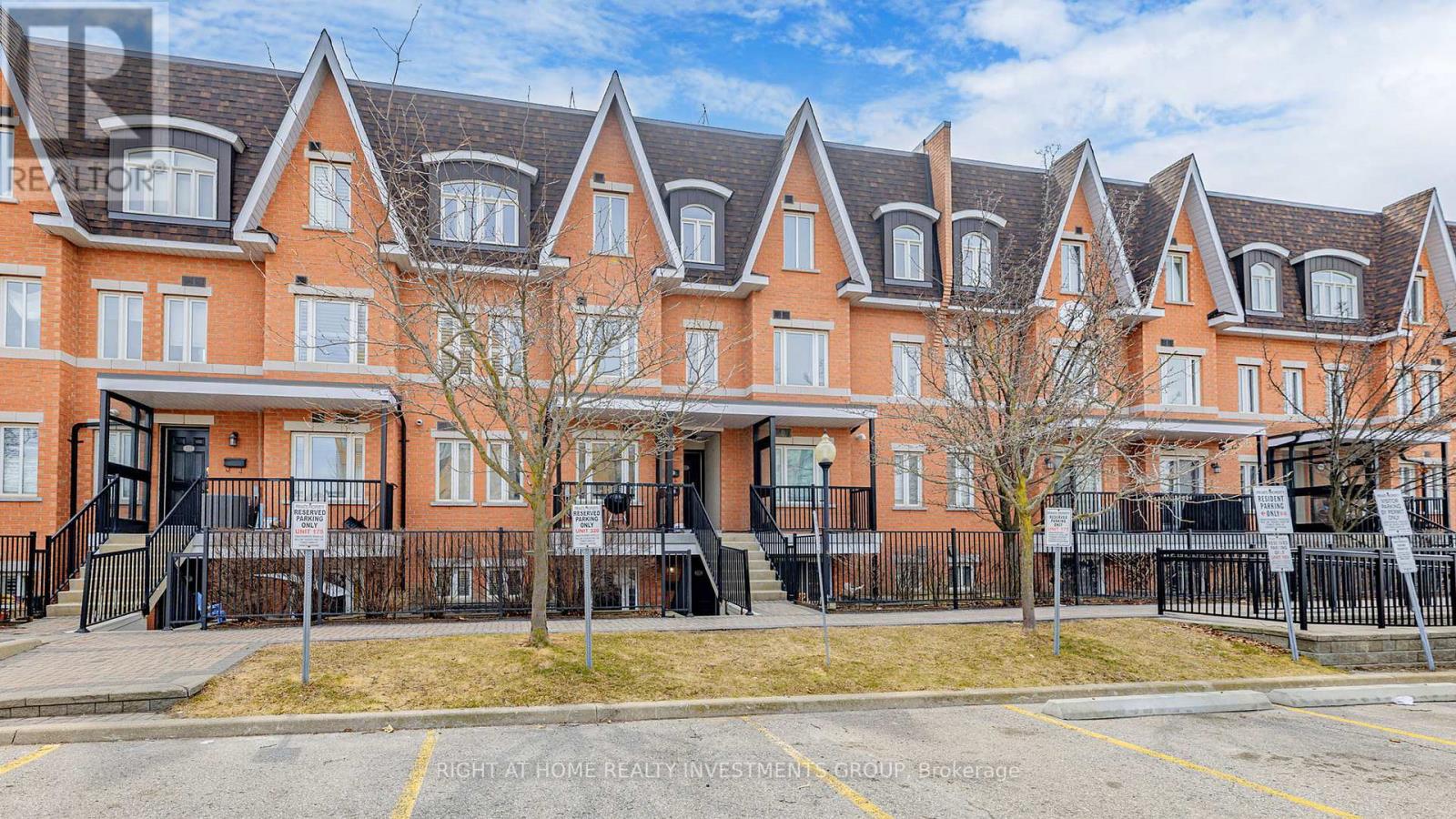 Photo 2 of 118 316 John Street, Markham ON