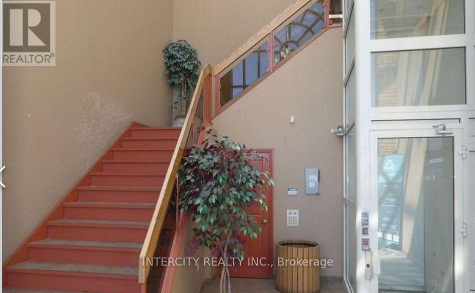 Photo 6 of 226 3883 Highway 7, Vaughan ON