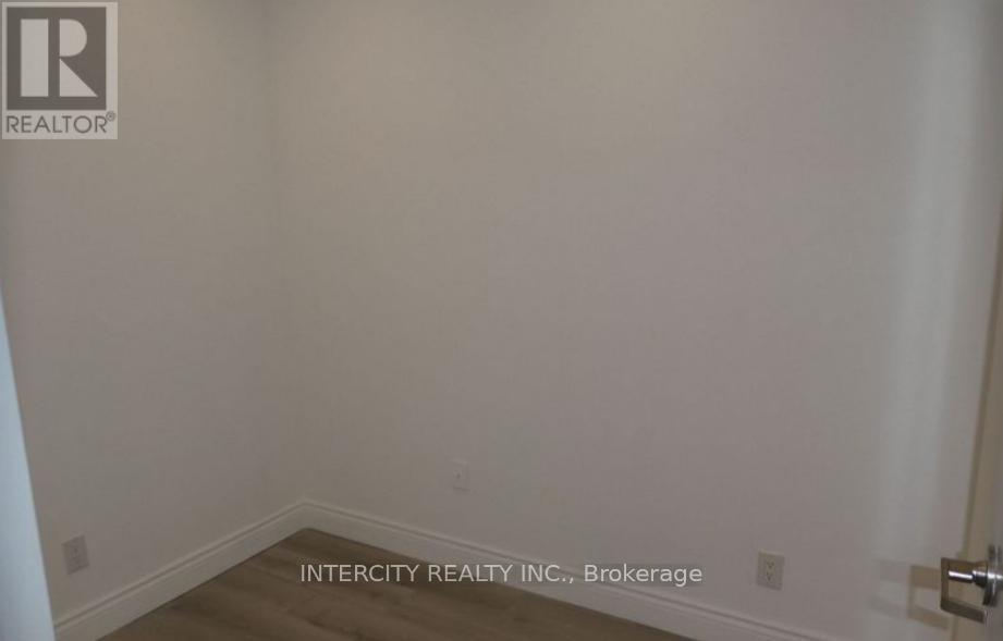 Photo 2 of 226 3883 Highway 7, Vaughan ON