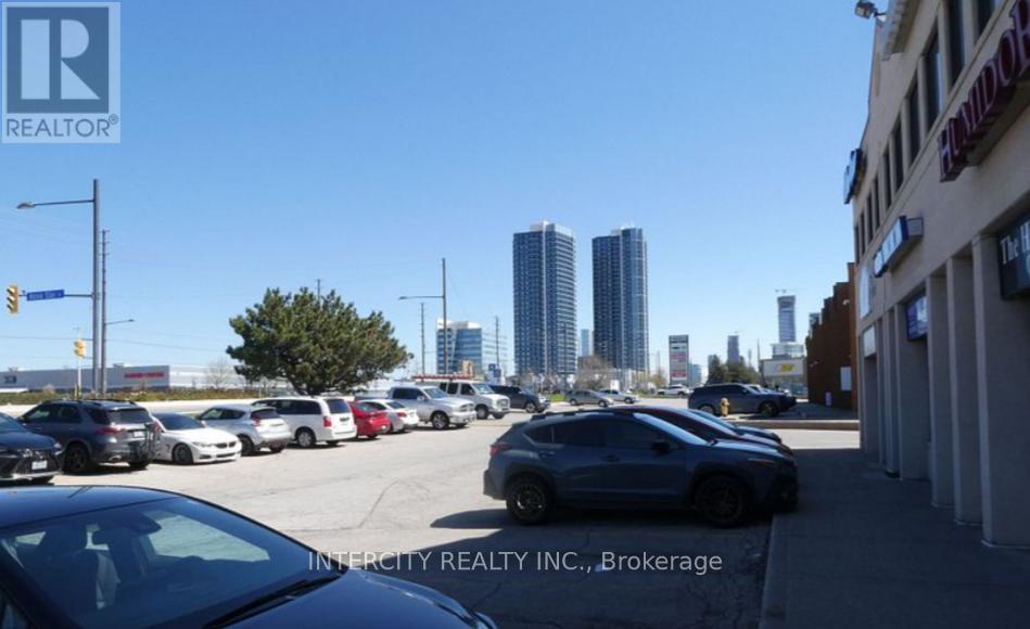 Photo 8 of 226 3883 Highway 7, Vaughan ON
