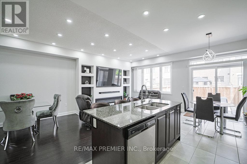 Photo 18 of 131 Landolfi Way, Bradford West Gwillimbury ON