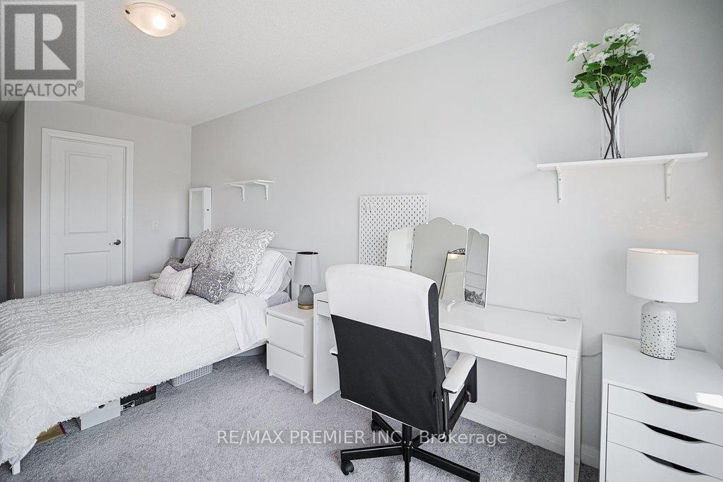 Photo 8 of 131 Landolfi Way, Bradford West Gwillimbury ON