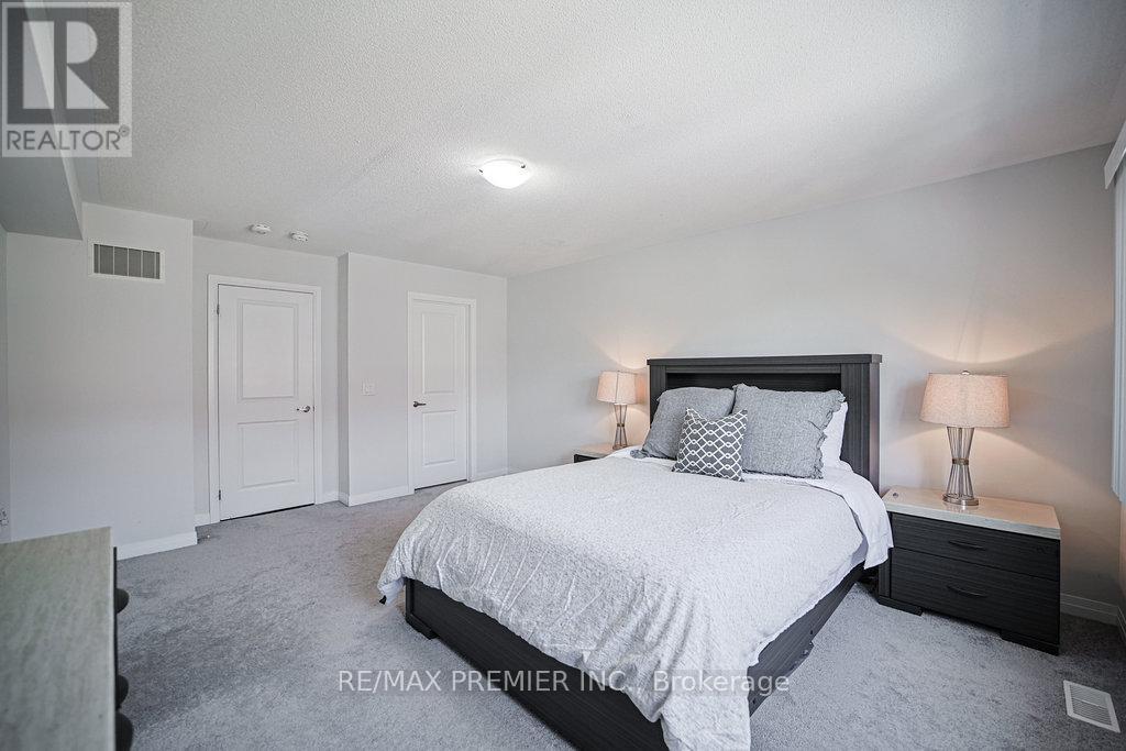 Photo 31 of 131 Landolfi Way, Bradford West Gwillimbury ON
