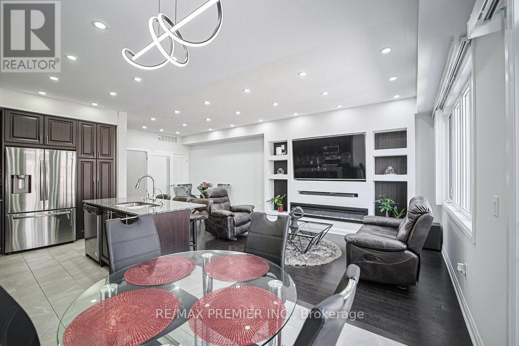 Photo 17 of 131 Landolfi Way, Bradford West Gwillimbury ON