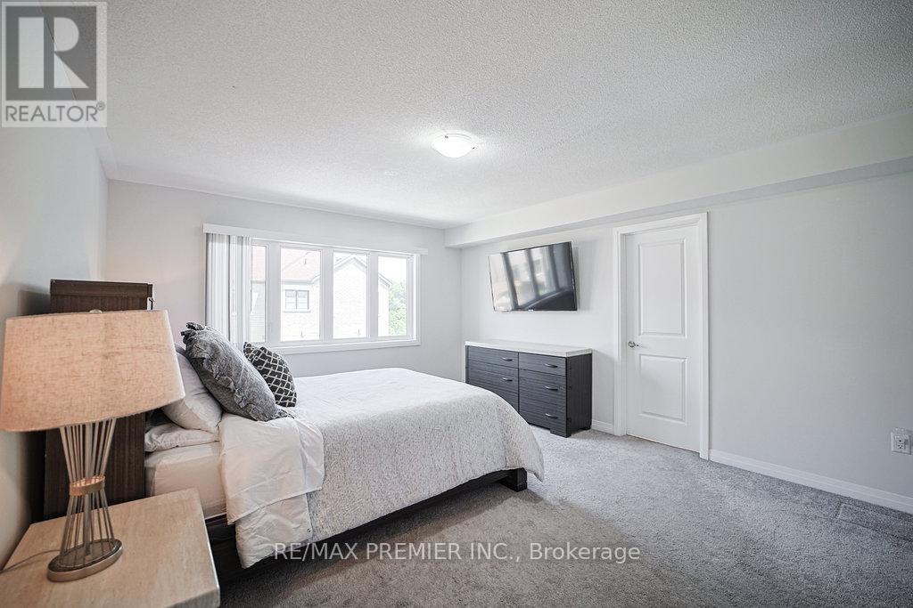 Photo 10 of 131 Landolfi Way, Bradford West Gwillimbury ON