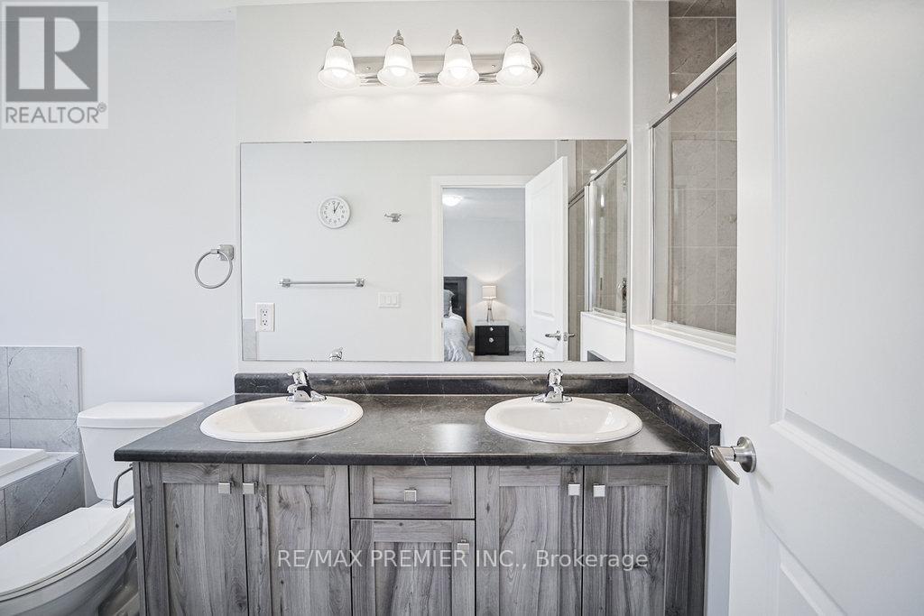Photo 6 of 131 Landolfi Way, Bradford West Gwillimbury ON