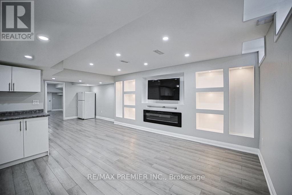 Photo 9 of 131 Landolfi Way, Bradford West Gwillimbury ON