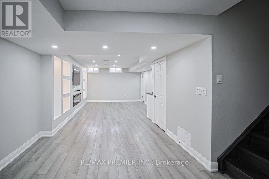 Photo 4 of 131 Landolfi Way, Bradford West Gwillimbury ON