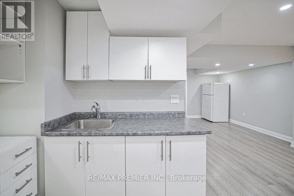 Photo 15 of 131 Landolfi Way, Bradford West Gwillimbury ON