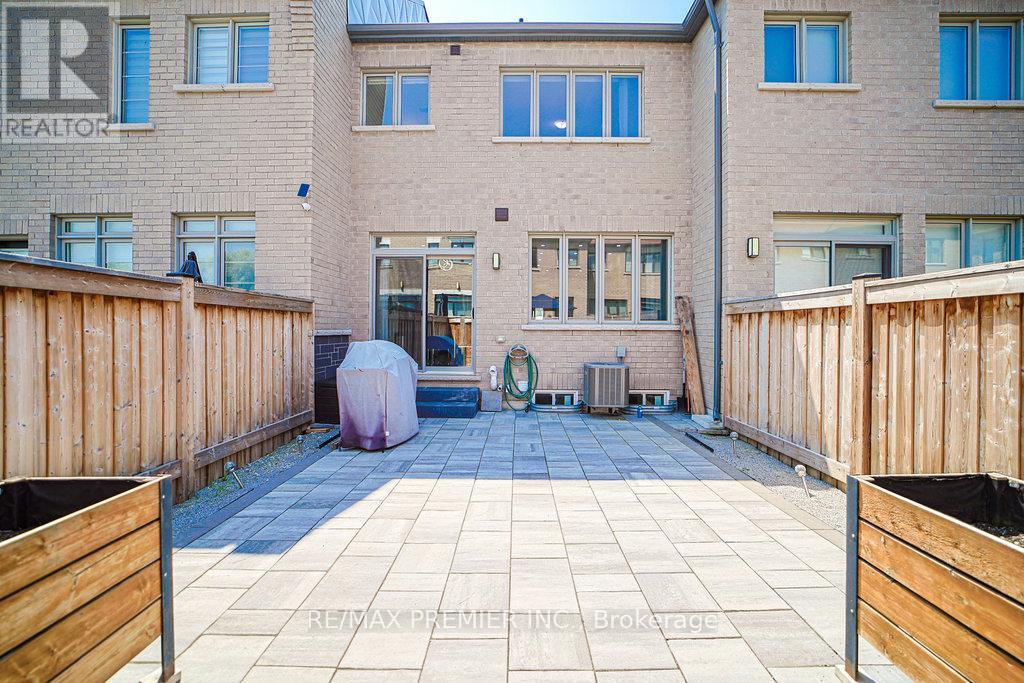 Photo 12 of 131 Landolfi Way, Bradford West Gwillimbury ON