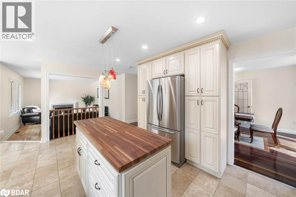 Photo 10 of 43 Falling Brook Drive, Barrie ON