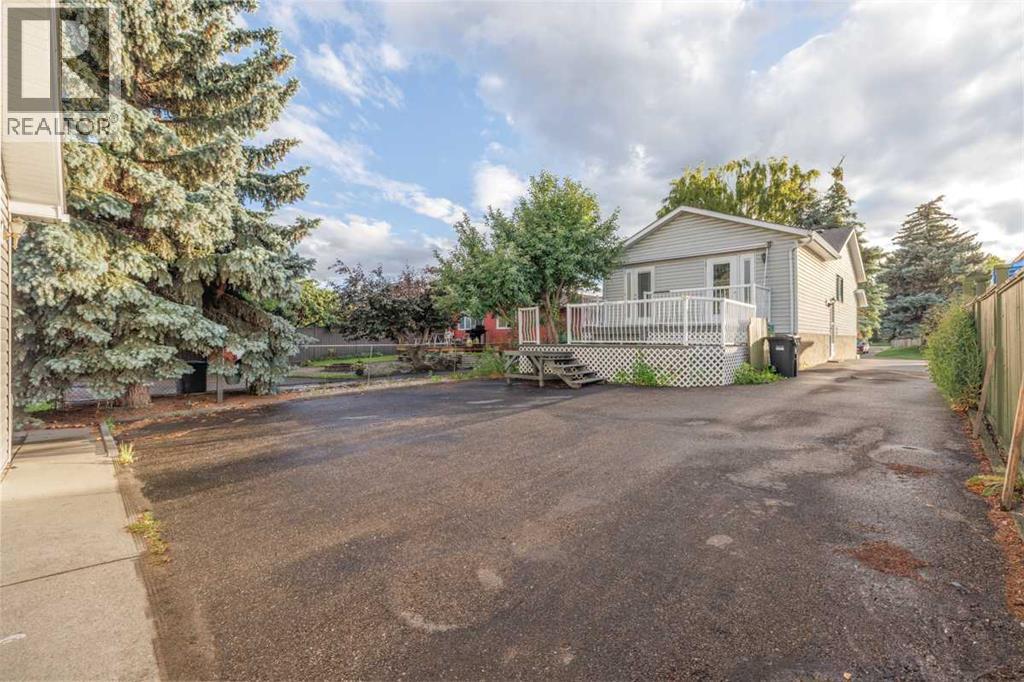 Photo 18 of 76 Doverglen Crescent Se, Calgary AB