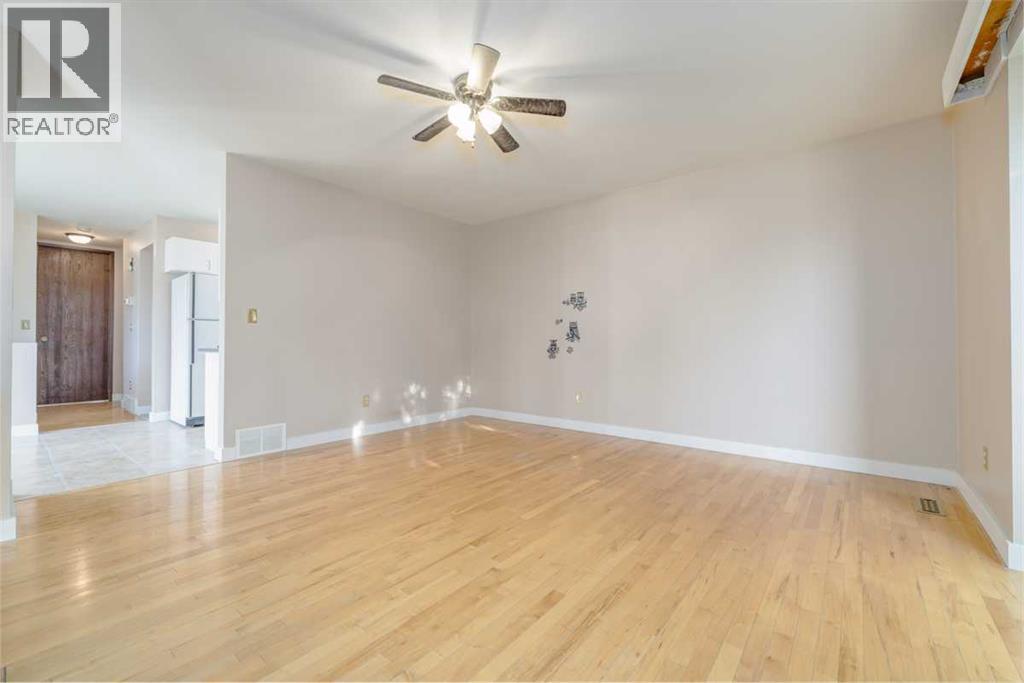 Photo 24 of 76 Doverglen Crescent Se, Calgary AB