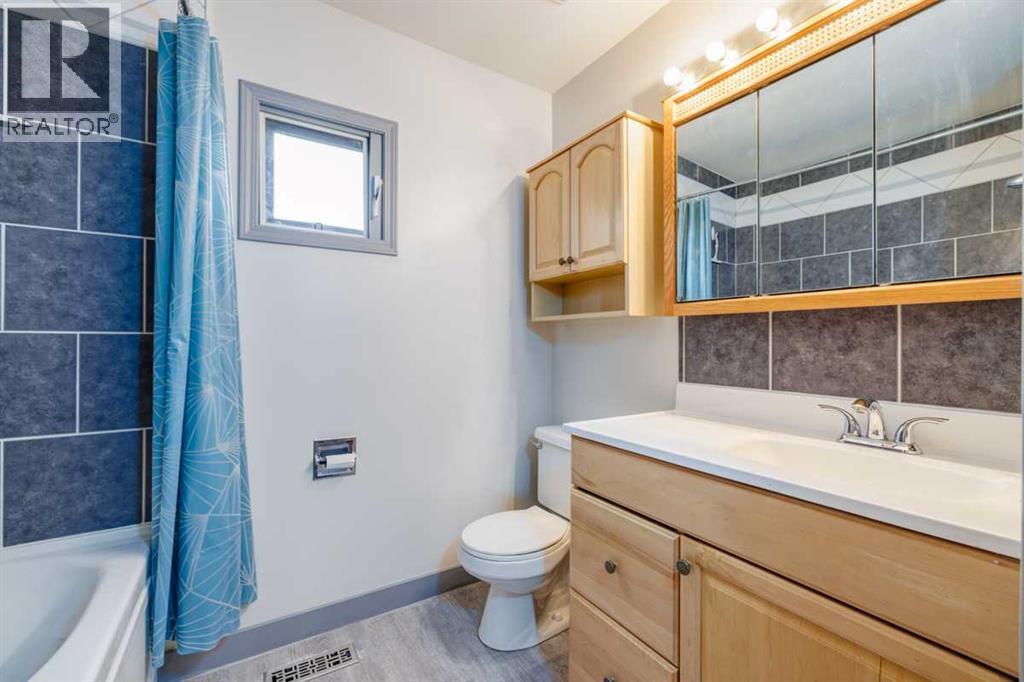 Photo 17 of 76 Doverglen Crescent Se, Calgary AB