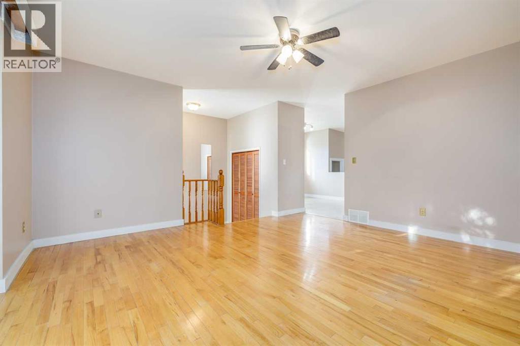 Photo 2 of 76 Doverglen Crescent Se, Calgary AB