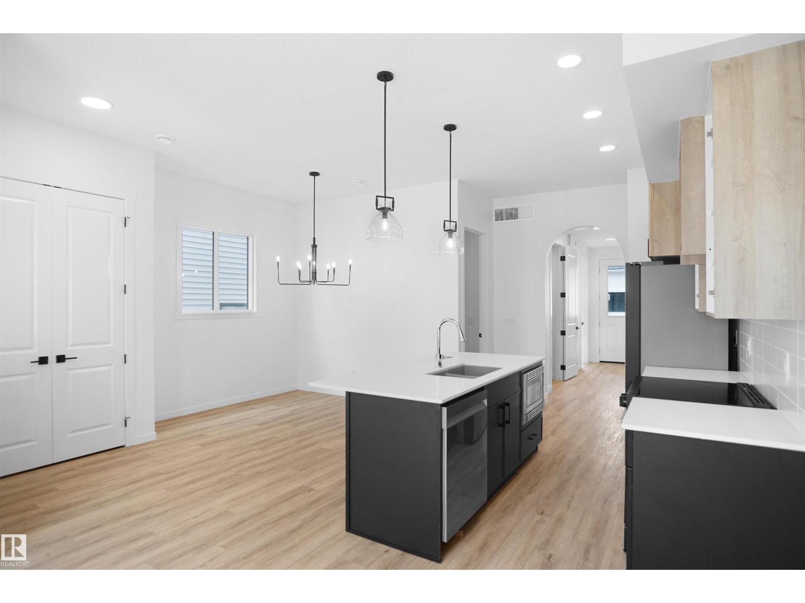 Photo 11 of 20603 42 Av Nw, Edmonton AB
