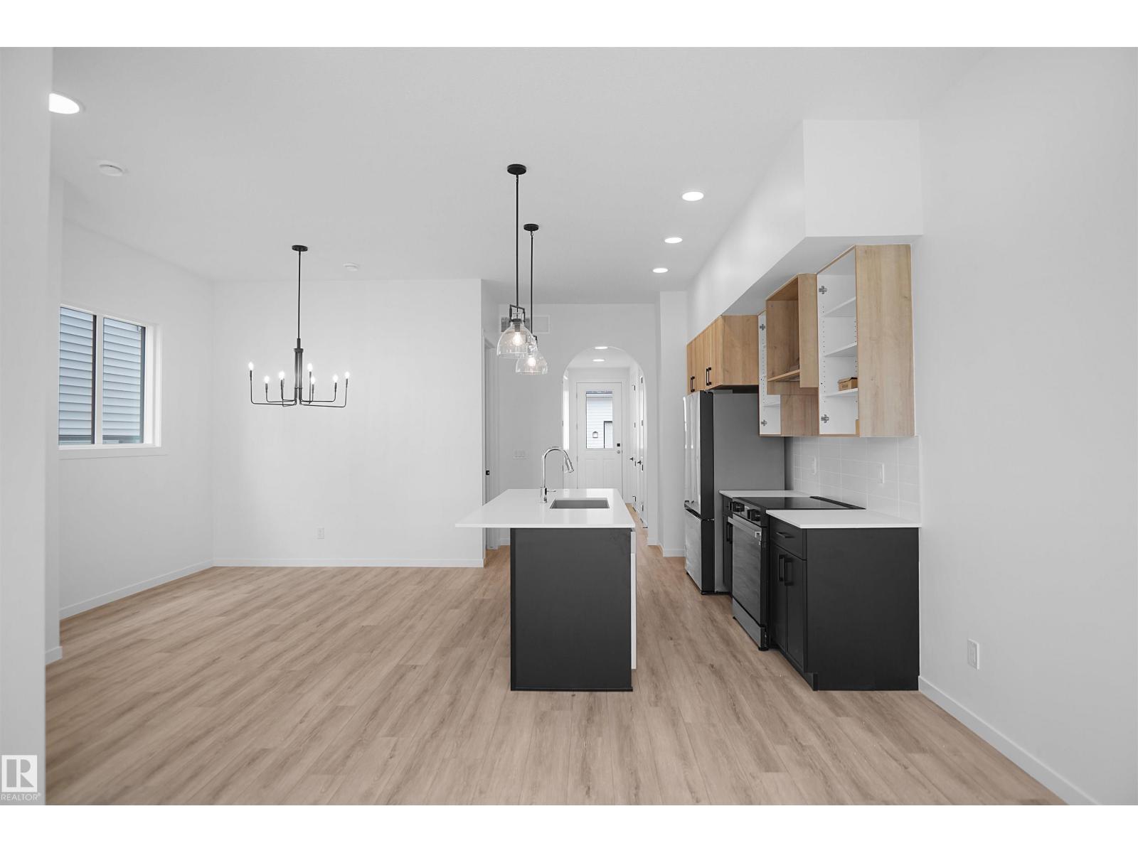 Photo 9 of 20603 42 Av Nw, Edmonton AB