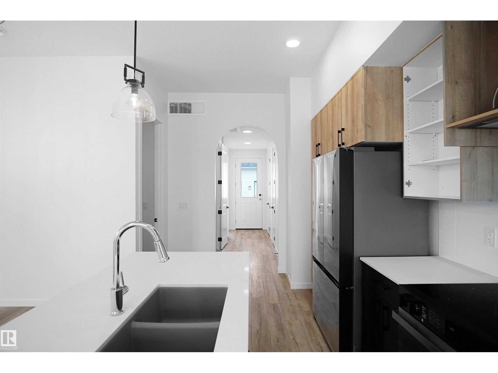 Photo 5 of 20603 42 Av Nw, Edmonton AB