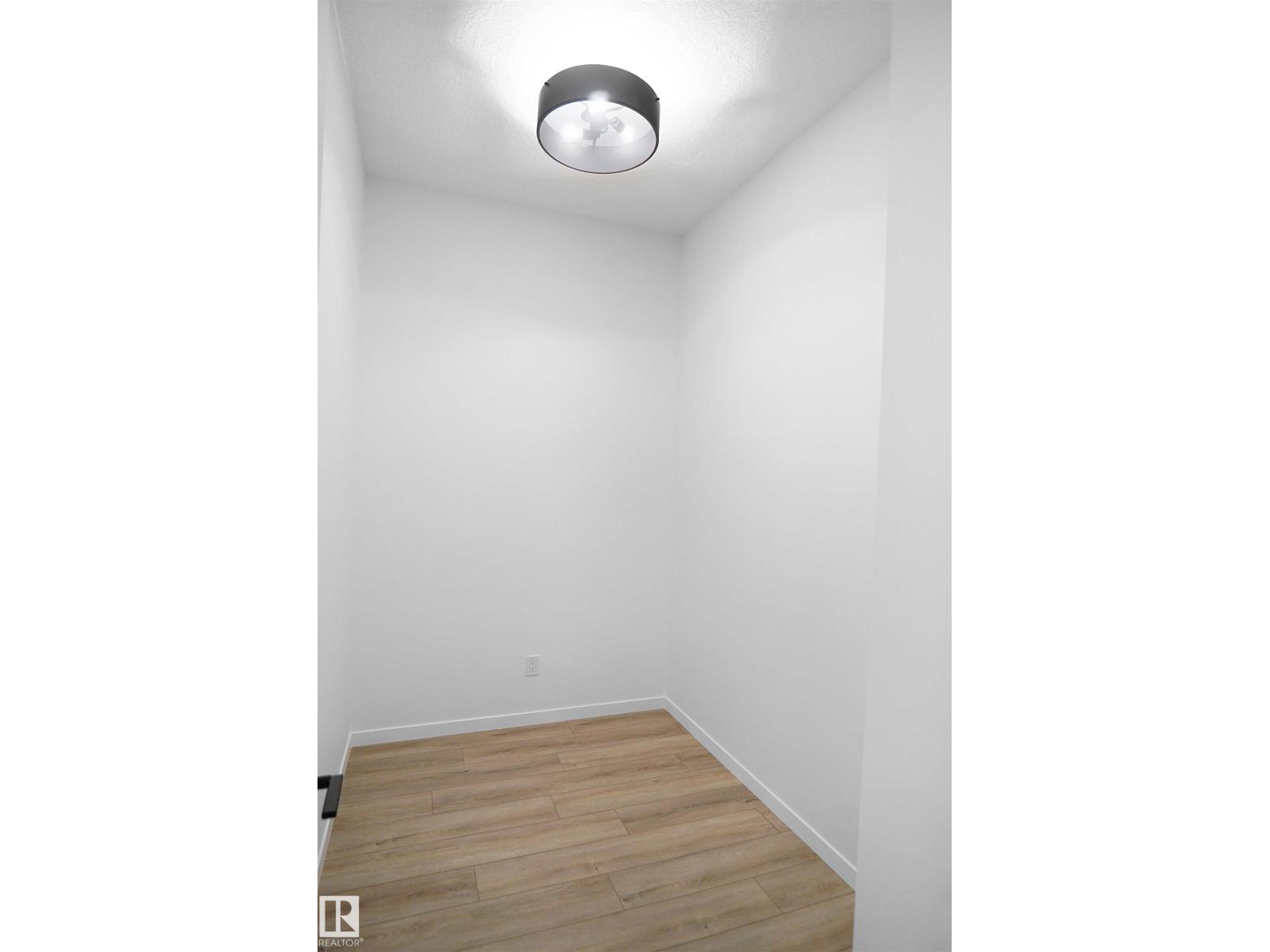Photo 6 of 20603 42 Av Nw, Edmonton AB