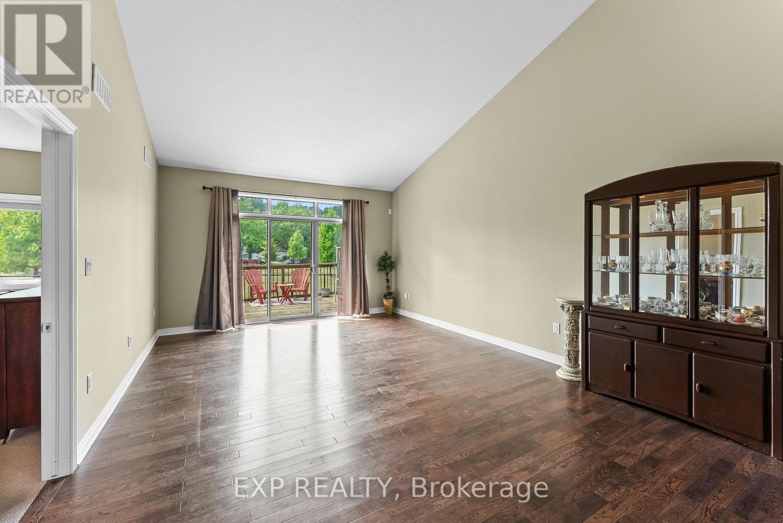 Photo 12 of 4 5490 Prince Edward Avenue, Niagara Falls ON