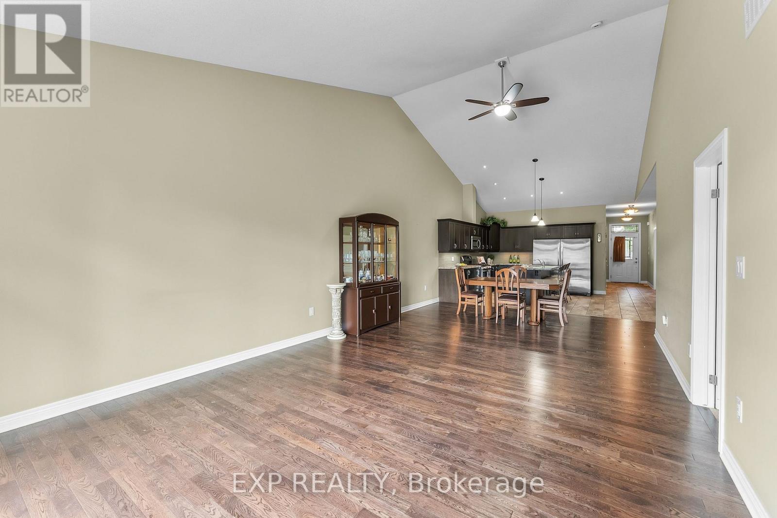 Photo 14 of 4 5490 Prince Edward Avenue, Niagara Falls ON