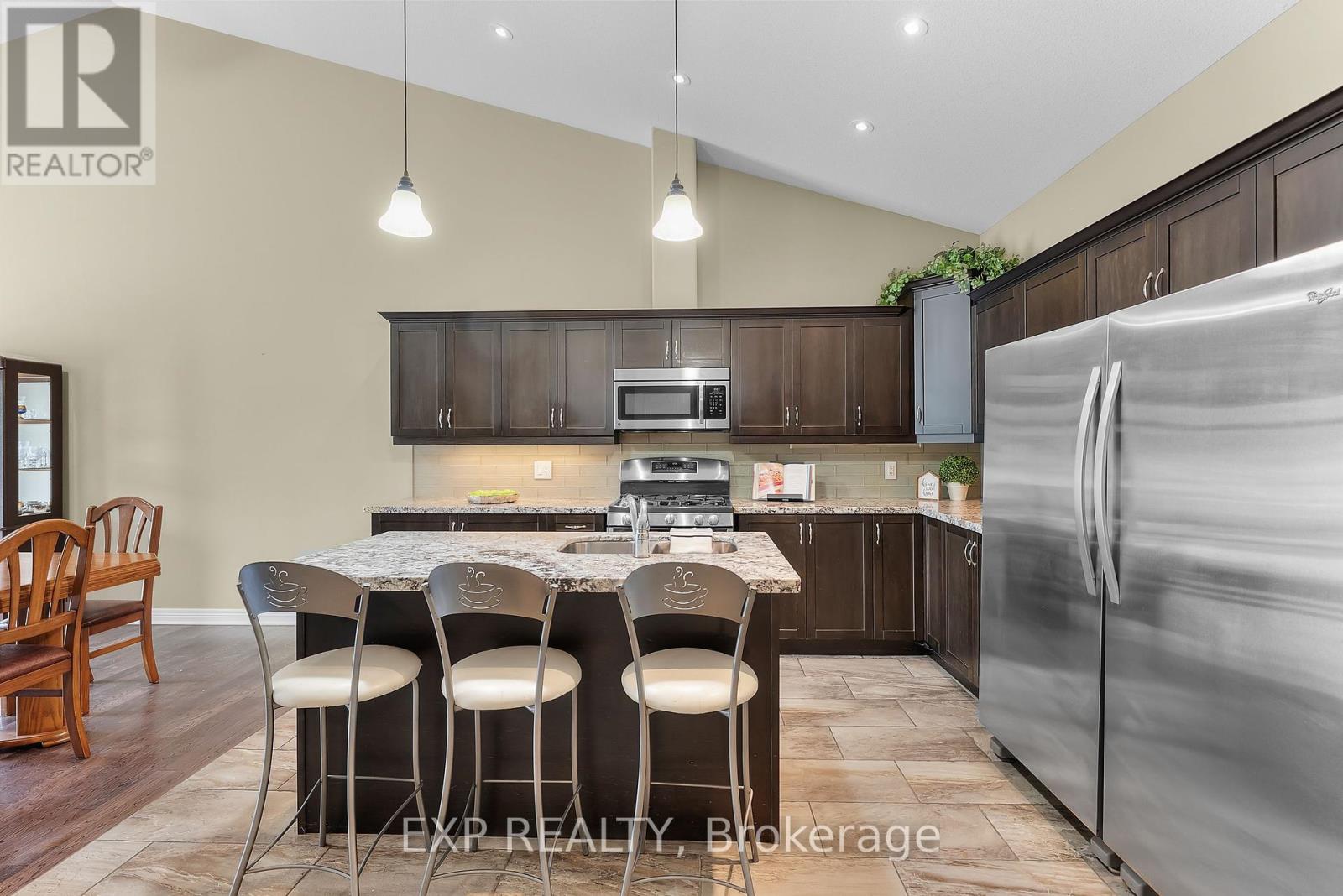 Photo 6 of 4 5490 Prince Edward Avenue, Niagara Falls ON