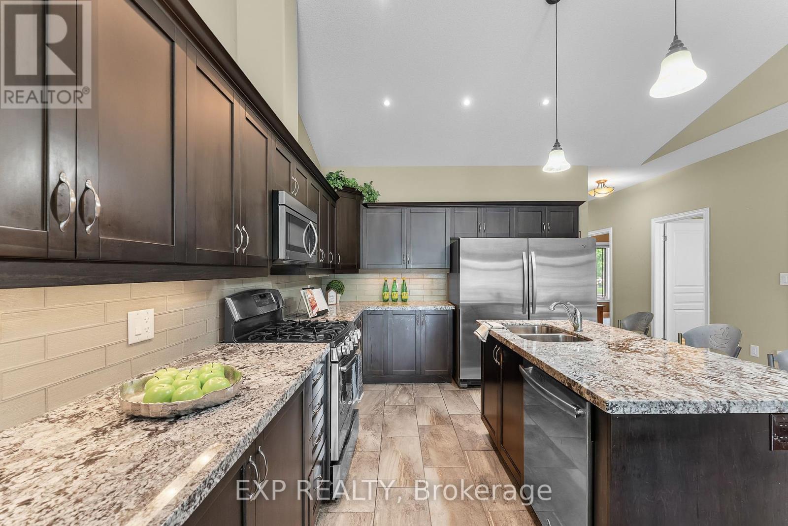 Photo 8 of 4 5490 Prince Edward Avenue, Niagara Falls ON